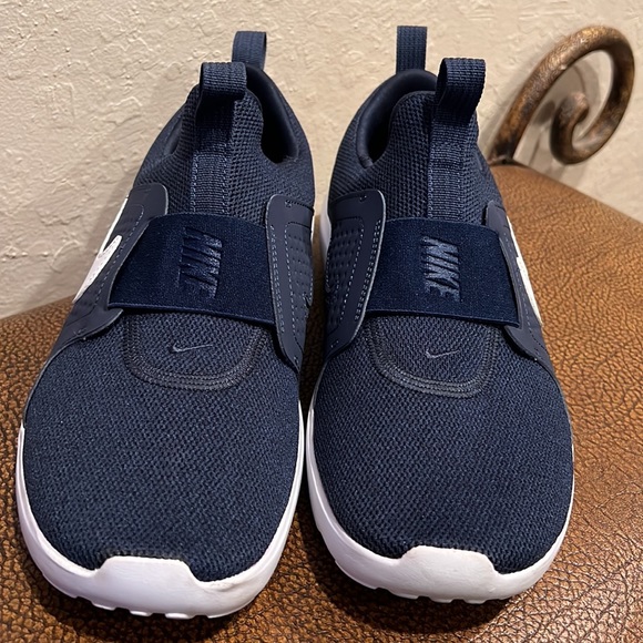 Like New Nike Midnight Navy “Just Do It” Classic White Swoosh Lightweight Runner - Picture 2 of 9